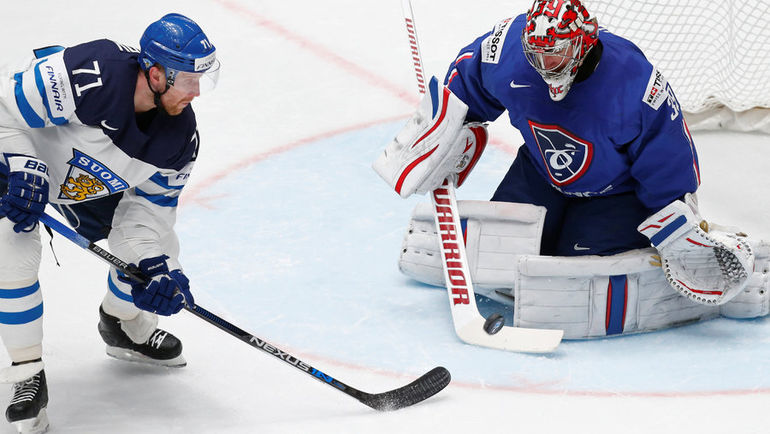 Сегодня. Санкт-Петербург. Франция – Финляндия – 1:3. Нападающий сборной Финляндии Лео КОМАРОВ и вратарь сборной Франции Кристобаль ЮЭ. Фото AFP Сегодня. Санкт-Петербург. Франция – Финляндия – 1:3. Нападающий сборной Финляндии Лео КОМАРОВ и вратарь сборной Франции Кристобаль ЮЭ. Фото AFP