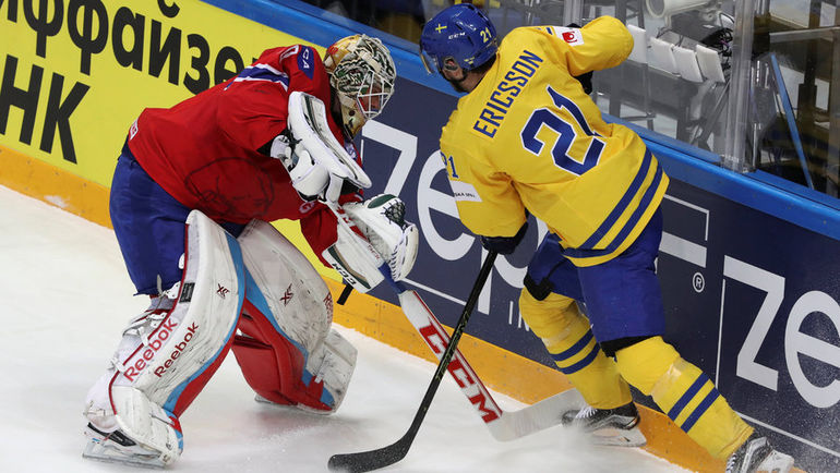 Сегодня. Москва. Норвегия - Швеция - 2:3. Вратарь сборной Норвегии Ларс ХАУГЕН и нападающий сборной Швеции Джимми ЭРИКССОН. Фото AFP Сегодня. Москва. Норвегия - Швеция - 2:3. Вратарь сборной Норвегии Ларс ХАУГЕН и нападающий сборной Швеции Джимми ЭРИКССОН. Фото AFP