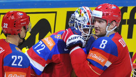 Суббота. Москва. Россия - Швейцария - 5:1. Александр ОВЕЧКИН (справа), Сергей БОБРОВСКИЙ (в центре) и Никита ЗАЙЦЕВ празднуют победу.