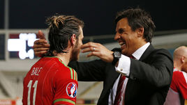 Главный тренер сборной Уэльса Крис КОУЛМАН со своей главной звездой Гаретом БЭЙЛОМ.