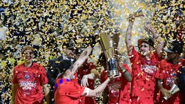 Вчера. Берлин. Виктор ХРЯПА (в центре) и ЦСКА празднуют победу в Евролиге.