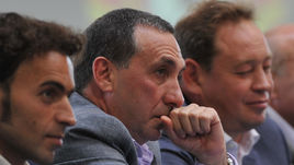 Главный тренер ЦСКА Леонид СЛУЦКИЙ (справа), президент клуба Евгений ГИНЕР (в центре) и генеральный директор Роман БАБАЕВ.