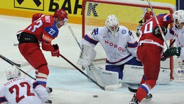 Вчера. Москва. Россия - Норвегия - 3:0. Роман ЛЮБИМОВ (№ 23) и Сергей КАЛИНИН атакуют ворота Стеффена СЕБЕРГА.