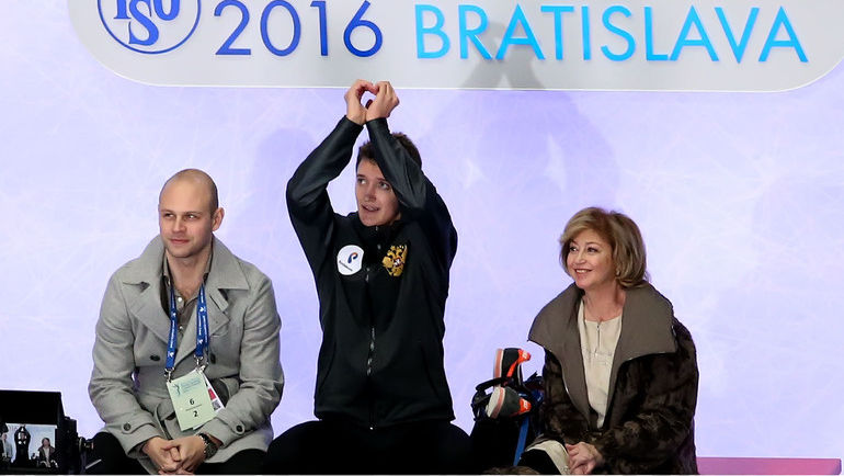 Максим КОВТУН (в центре), Елена БУЯНОВА и Максим ЗАВОЗИН на чемпионате Европы-2016 в Братиславе. Фото Ольга БЕНАР Максим КОВТУН (в центре), Елена БУЯНОВА и Максим ЗАВОЗИН на чемпионате Европы-2016 в Братиславе. Фото Ольга БЕНАР