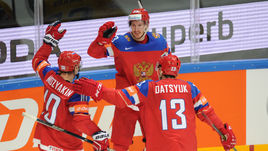 Сегодня. Москва. Россия - Швеция - 4:1. Павел ДАЦЮК (№13) и партнеры празднуют победу.