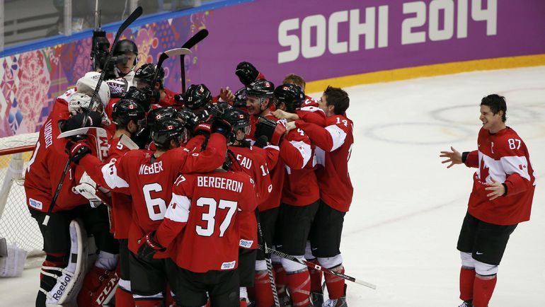 Канадцы праздную олимпийское золото Сочи-2014. Фото REUTERS Канадцы праздную олимпийское золото Сочи-2014. Фото REUTERS