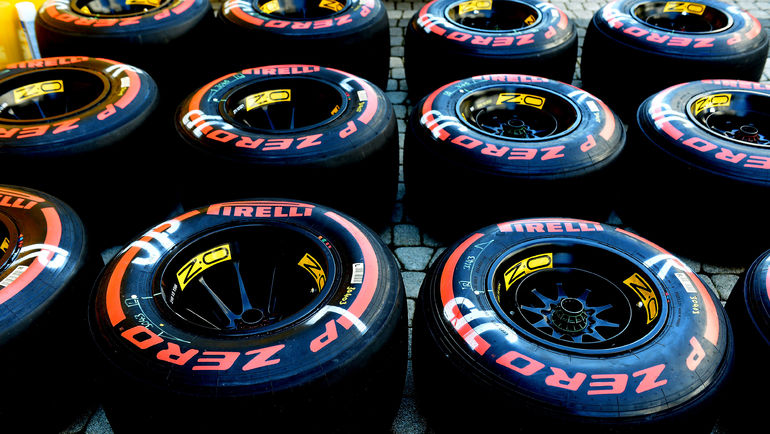 FIA выделяет блоки штрих-кодов и, следовательно, комплектов шин для каждого отдельного автомобиля в случайном порядке. FIA выделяет блоки штрих-кодов и, следовательно, комплектов шин для каждого отдельного автомобиля в случайном порядке.