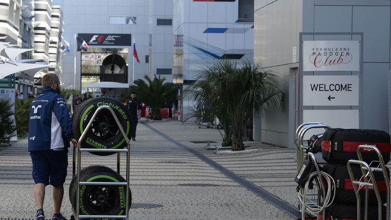 Для каждой команды назначается инженер Pirelli, который работает исключительно с ней весь год. Для каждой команды назначается инженер Pirelli, который работает исключительно с ней весь год.