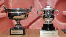 Кубки за победу на Roland Garros, выставленные на церемонии жеребьевки.