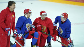 Тренер сборной России Харийс ВИТОЛИНЬШ и нападающие Александр ОВЕЧКИН, Павел ДАЦЮК и Евгений КУЗНЕЦОВ.