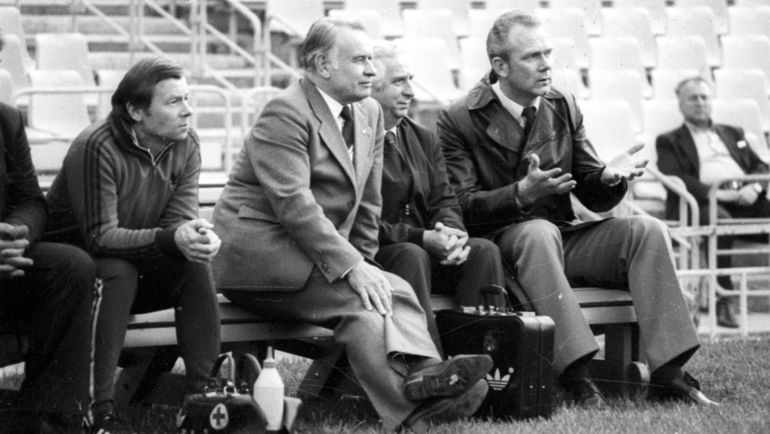 1982 год. Константин БЕСКОВ (второй слева) и Валерий ЛОБАНОВСКИЙ (справа). Фото Игорь УТКИН 1982 год. Константин БЕСКОВ (второй слева) и Валерий ЛОБАНОВСКИЙ (справа). Фото Игорь УТКИН