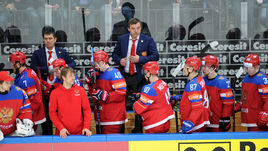 Сегодня. Москва. Финляндия - Россия - 3:1. Главный тренер сборной России Олег ЗНАРОК (в центре) с командой.