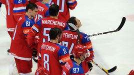 Сегодня. Москва. Финляндия - Россия - 3:1. Александр ОВЕЧКИН (№8) и партнеры после финальной сирены.