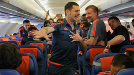 Суббота. Чемпионский танец Алана ДЗАГОЕВА в салоне самолета по пути из Казани в Москву.