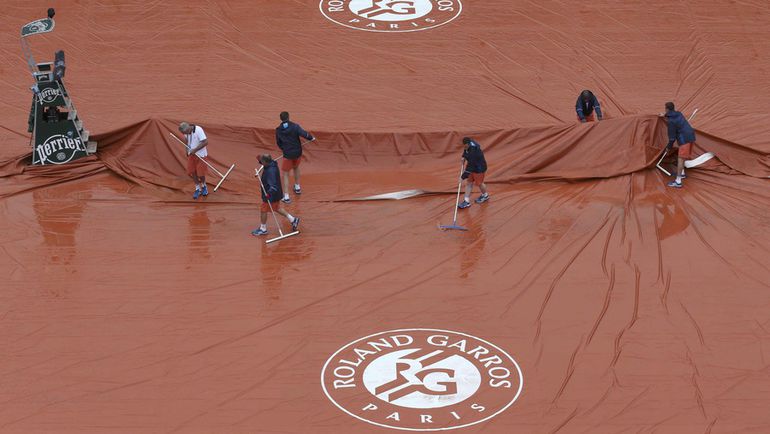 Сегодня. Париж. Дождь вмешался в программу воскресенья. Фото REUTERS Сегодня. Париж. Дождь вмешался в программу воскресенья. Фото REUTERS