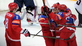 Сегодня. Москва. Россия - США - 7:2. Александр ОВЕЧКИН (№8) и лучшая тройка сборной на турнире – Евгений ДАДОНОВ (№63), Вадим ШИПАЧЕВ и Артемий ПАНАРИН (№27).