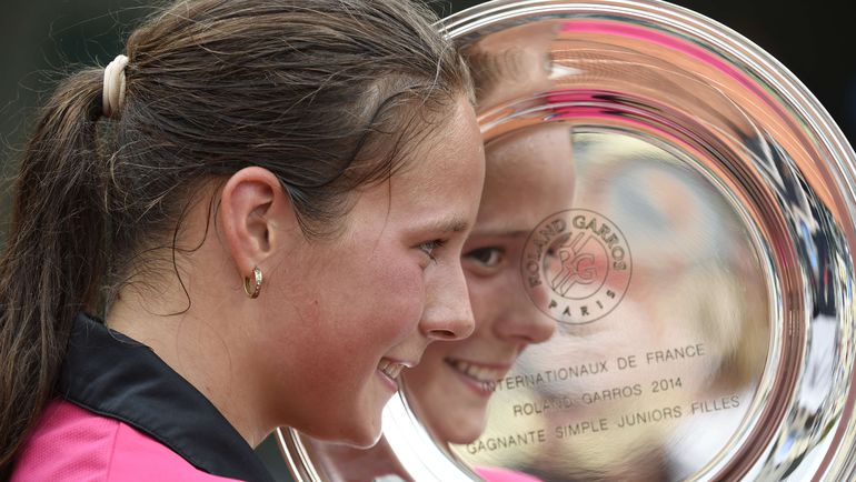 Июнь 2014 года. Париж. Дарья КАСАТКИНА с трофеем победительницы юниорского турнира Roland Garros. Фото AFP Июнь 2014 года. Париж. Дарья КАСАТКИНА с трофеем победительницы юниорского турнира Roland Garros. Фото AFP