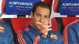 Роман ШИРОКОВ (в центре) - на скамейке ЦСКА с Аароном ОЛАНАРЕ (слева) и Виктором ВАСИНЫМ.