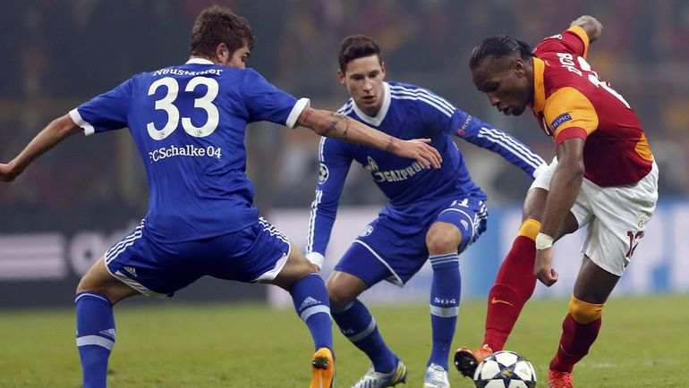 Роман НОЙШТЕДТЕР, Юлиан ДРАКСЛЕР и Дидье ДРОГБА. Фото REUTERS Роман НОЙШТЕДТЕР, Юлиан ДРАКСЛЕР и Дидье ДРОГБА. Фото REUTERS