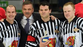 Арбитр Роман ГОФМАН и президент ИИХФ Рене ФАЗЕЛЬ.