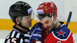 Судья Роман ГОФМАН и нападающий ЦСКА Александр РАДУЛОВ.