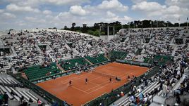 Вид на корт Филиппа Шатрие - главную арену Roland Garros.