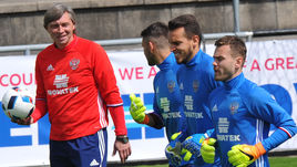 Сегодня. Бад-Рагац. Сергей ОВЧИННИКОВ и вратарская бригада сборной Юрий ЛОДЫГИН, ГИЛЬЕРМЕи Игорь АКИНФЕЕВ.