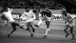 19 ноября 1988 года. Москва. "Спартак" - "Зенит" - 1:1. Полузащитник красно-белых Игорь ШАЛИМОВ (второй справа) в окружении зенитовцев Геннадия ТИМОФЕЕВА, Сергея ВЕДЕНЕЕВА и Василия ИВАНОВА (слева направо).