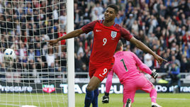 Пятница. Сандерленд. Англия - Австралия - 2:1. 3-я минута. Ликование форварда Маркуса РЭШФОРДА, который забил в дебютной игре за сборную Англии.