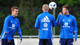 Май. Бад-Рагац. Федор СМОЛОВ (справа), Александр КОКОРИН (слева) и Игорь СМОЛЬНИКОВ.