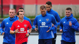 24 мая. Бад-Рагац. Денис ГЛУШАКОВ (слева), Василий БЕРЕЗУЦКИЙ, ГИЛЬЕРМЕ (на дальнем плане), Игорь ДЕНИСОВ (справа) и тренер по физподготовке Паулино ГРАНЕРО (второй слева) на тренировке сборной России.