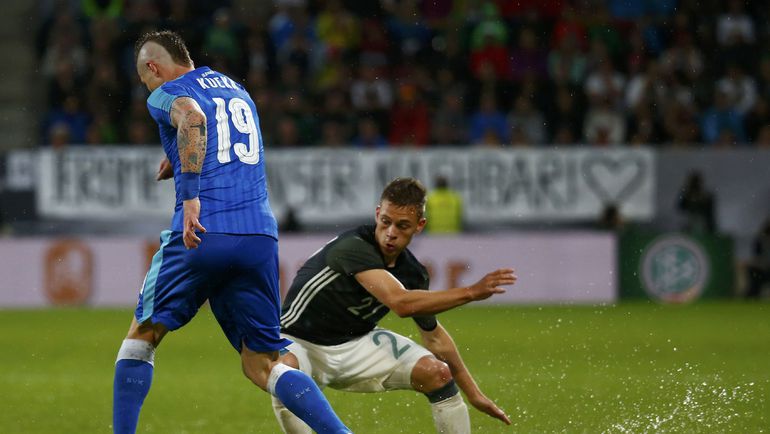 Сегодня. Аугсбург. Германия - Словакия - 1:3. В борьбе Юрай КУЦКА и Джошуа КИММИХ. Фото REUTERS Сегодня. Аугсбург. Германия - Словакия - 1:3. В борьбе Юрай КУЦКА и Джошуа КИММИХ. Фото REUTERS