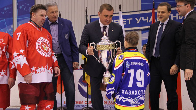 Генеральный директор МХК “ЕвроХим” Дмитрий Стрежнев поблагодарил Легенд российского и советского хоккея за то, что они приехали поддержать юных игроков. Генеральный директор МХК “ЕвроХим” Дмитрий Стрежнев поблагодарил Легенд российского и советского хоккея за то, что они приехали поддержать юных игроков.