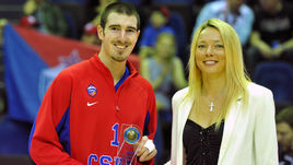 Нандо ДЕ КОЛО и заместитель генерального директора Единой лиги ВТБ Илона КОРСТИН.