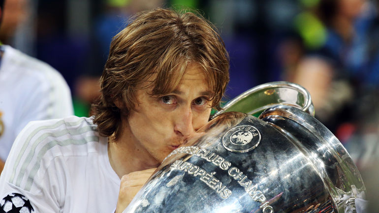 Лука МОДРИЧ с кубком чемпионов. Фото REUTERS Лука МОДРИЧ с кубком чемпионов. Фото REUTERS