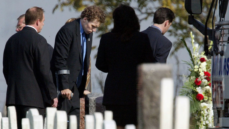 10 октября 2003 года. Эльмира. Дэни ХИТЛИ (на костылях) на похоронах Дэна Снайдера. Фото REUTERS 10 октября 2003 года. Эльмира. Дэни ХИТЛИ (на костылях) на похоронах Дэна Снайдера. Фото REUTERS