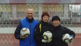 Валерий САРЫЧЕВ (слева) со своими подопечными.