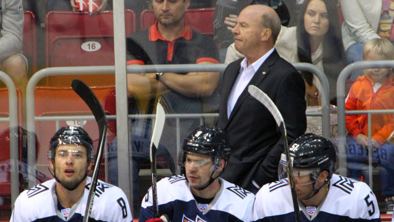 Виктор АНТИПИН (№9) и Алексей БЕРЕГЛАЗОВ (справа). Фото Игорь ЗОЛОТАРЕВ Виктор АНТИПИН (№9) и Алексей БЕРЕГЛАЗОВ (справа). Фото Игорь ЗОЛОТАРЕВ