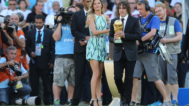 13 июля 2014 года. Рио-де-Жанейро. Германия - Аргентина - 1:0. Карлес ПУЙОЛЬ как представитель чемпиона мира-2010 выносит кубок мира на финал. Фото Антон СЕРГИЕНКО 13 июля 2014 года. Рио-де-Жанейро. Германия - Аргентина - 1:0. Карлес ПУЙОЛЬ как представитель чемпиона мира-2010 выносит кубок мира на финал. Фото Антон СЕРГИЕНКО