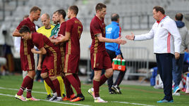 Сегодня. Инсбрук. Чехия - Россия - 2:1. 64-я минута. Леонид СЛУЦКИЙ проводит серию замен: поле покидают Олег ИВАНОВ (второй справа), Василий БЕРЕЗУЦКИЙ (слева) и Дмитрий Торбинский, выходят Александр ГОЛОВИН (№13), Роман НОЙШТЕДТЕР (№5) и Дмитрий КОМБАРОВ.