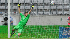 Сегодня. Инсбрук. Чехия – Россия – 2:1. 90-я минута. ГИЛЬЕРМЕ пропускает мяч после удара Томаша Нецида.