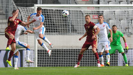 Сегодня. Инсбрук. Чехия - Россия - 2:1. Игорь ДЕНИСОВ (№7) и Василий БЕРЕЗУЦКИЙ (№14) ведут оборону ворот Юрия ЛОДЫГИНА.