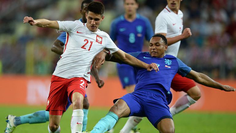 Вчера. Польша - Голландия (1:2). Бартош КАПУСТКА (слева) и Кенни ТЕТЕ. Фото AFP Вчера. Польша - Голландия (1:2). Бартош КАПУСТКА (слева) и Кенни ТЕТЕ. Фото AFP