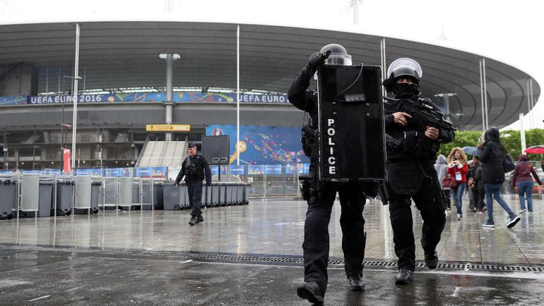 Вторник. Парижские полицейские во время антитеррористических учений перед Euro-2016. Фото REUTERS Вторник. Парижские полицейские во время антитеррористических учений перед Euro-2016. Фото REUTERS