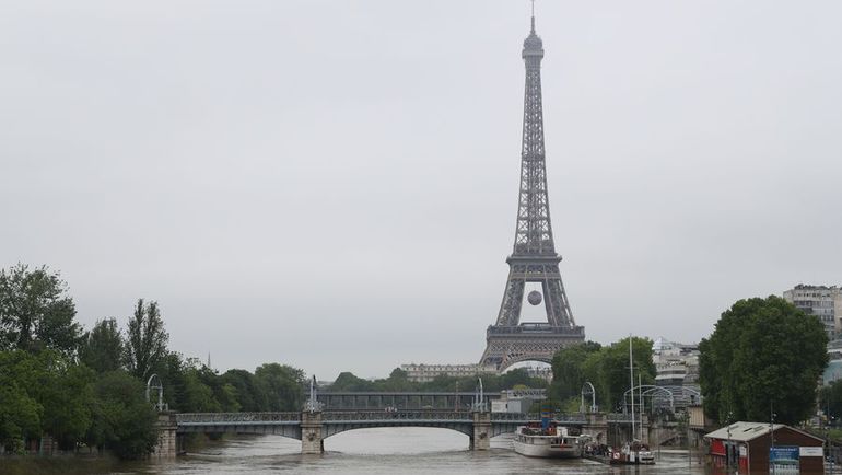 Париж обложили дожди. Даже Сена вышла из берегов. Фото AFP Париж обложили дожди. Даже Сена вышла из берегов. Фото AFP