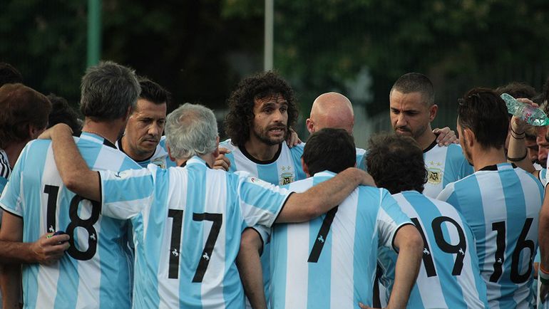 Эктор БРАКАМОНТЕ и его сборная Аргентины среди артистов. Фото art-football.ru Эктор БРАКАМОНТЕ и его сборная Аргентины среди артистов. Фото art-football.ru