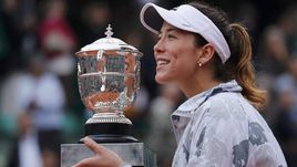 Суббота. Париж. Гарбинье МУГУРУСА с кубком за победу на Roland Garros.