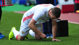 Вчера. Монако. Сербия - Россия - 1:1. Слезы Игоря ДЕНИСОВА - травма, полученная в этом матче, лишила хавбека чемпионата Европы.