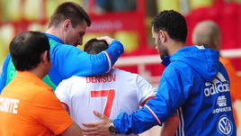 Вчера. Монако. Россия - Сербия - 1:1. 51-я минута. Замененный Игорь ДЕНИСОВ покидает поле, его утешают Олег ИВАНОВ и Феликс ЛЕДЕСМА.