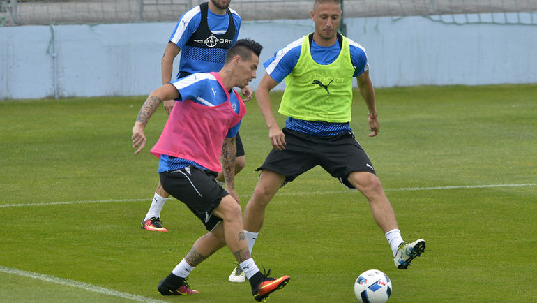 Марек ХАМШИК (слева) и Корнел САЛАТА на тренировке сборной Словакии. Фото AFP Марек ХАМШИК (слева) и Корнел САЛАТА на тренировке сборной Словакии. Фото AFP